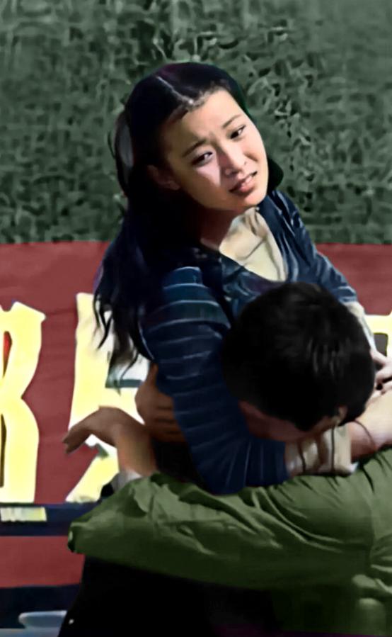 “姐姐，我马上就要上战场了。我从没接触过女生，也没体会过爱情，你能抱抱我吗？”当