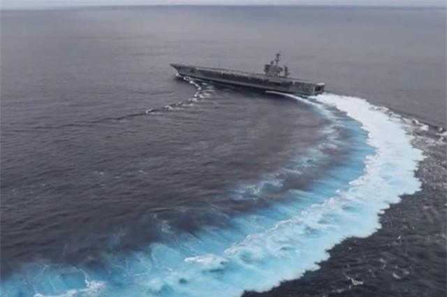 1995年，美国航母上一士兵夜晚出舱乘凉，不想，母舰急转弯时竟将他甩入海中，航母