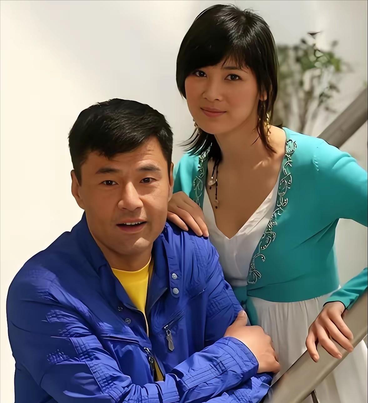 于荣光怎么也想不通，结婚35年来他零绯闻，钱他赚、饭他做，十分宠爱妻子，但202