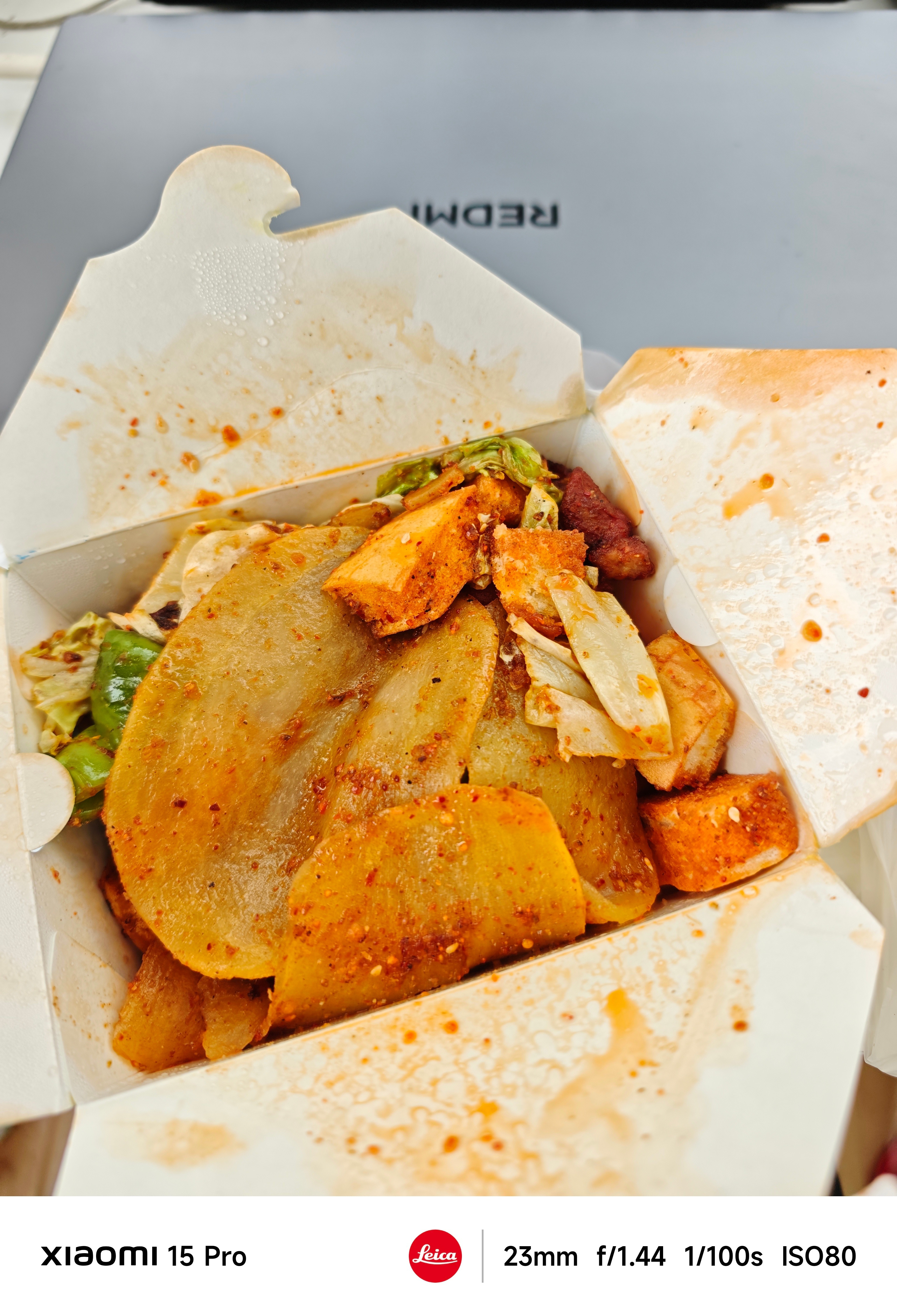 太离谱了，我早上出门约了快递上门取件，把要去拿干洗的衣服鞋子放在纸箱里一起放在家