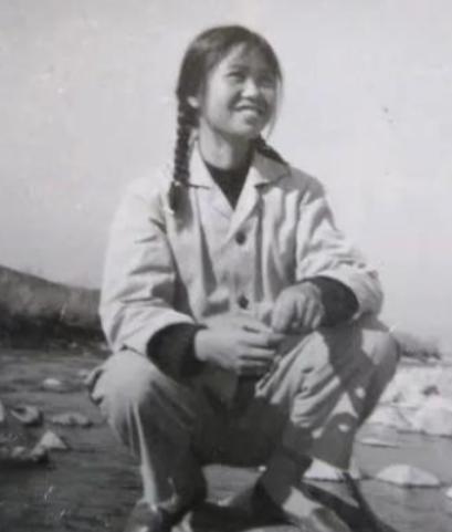 1969年，北京一名女知青被公羊顶倒。她从地上爬起来，拍打身上的泥土，那只羊又退