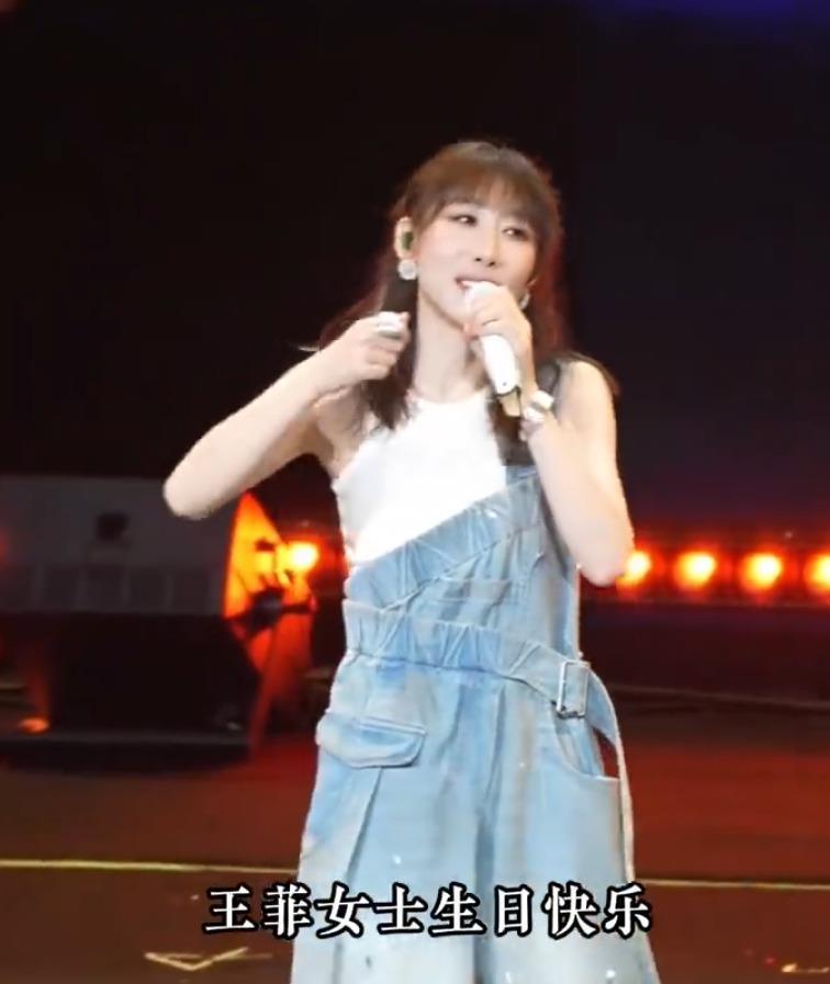王菲为任素汐演唱会送上花篮，卡片留言俏皮，能看出她十分欣赏任素汐
