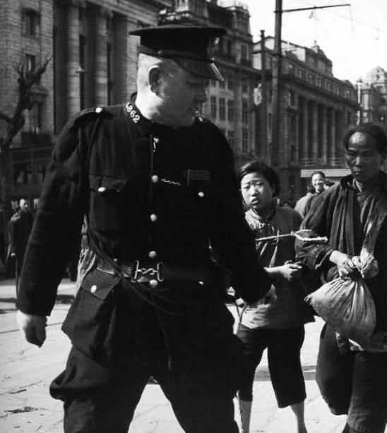 旧上海，督察长陆连奎和情人在旅馆，突然一个电话打过来："你今天是不是打了一个年轻