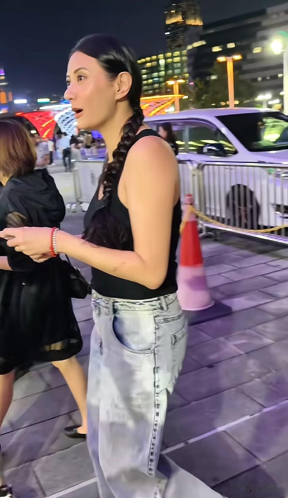 45岁黄伊汶现身许志安演唱会，生图状态惊艳，昔日跳唱女神气质依旧近日，有网