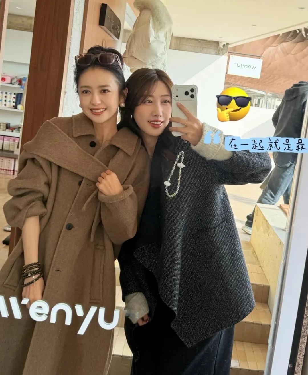 42岁佟丽娅逛街状态绝了！丸子头+大衣嫩如少女，皮肤细腻到没毛孔谁能相信这