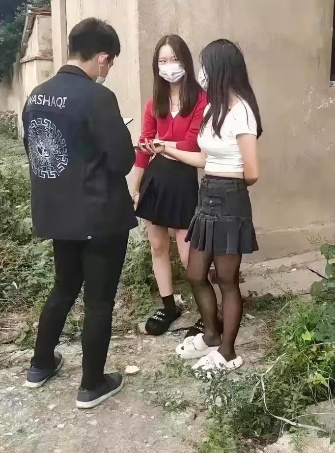 光天化日之下，一男两女三个人在墙边相亲，聊的热火朝天，欢声笑语不断。正在兴头，男