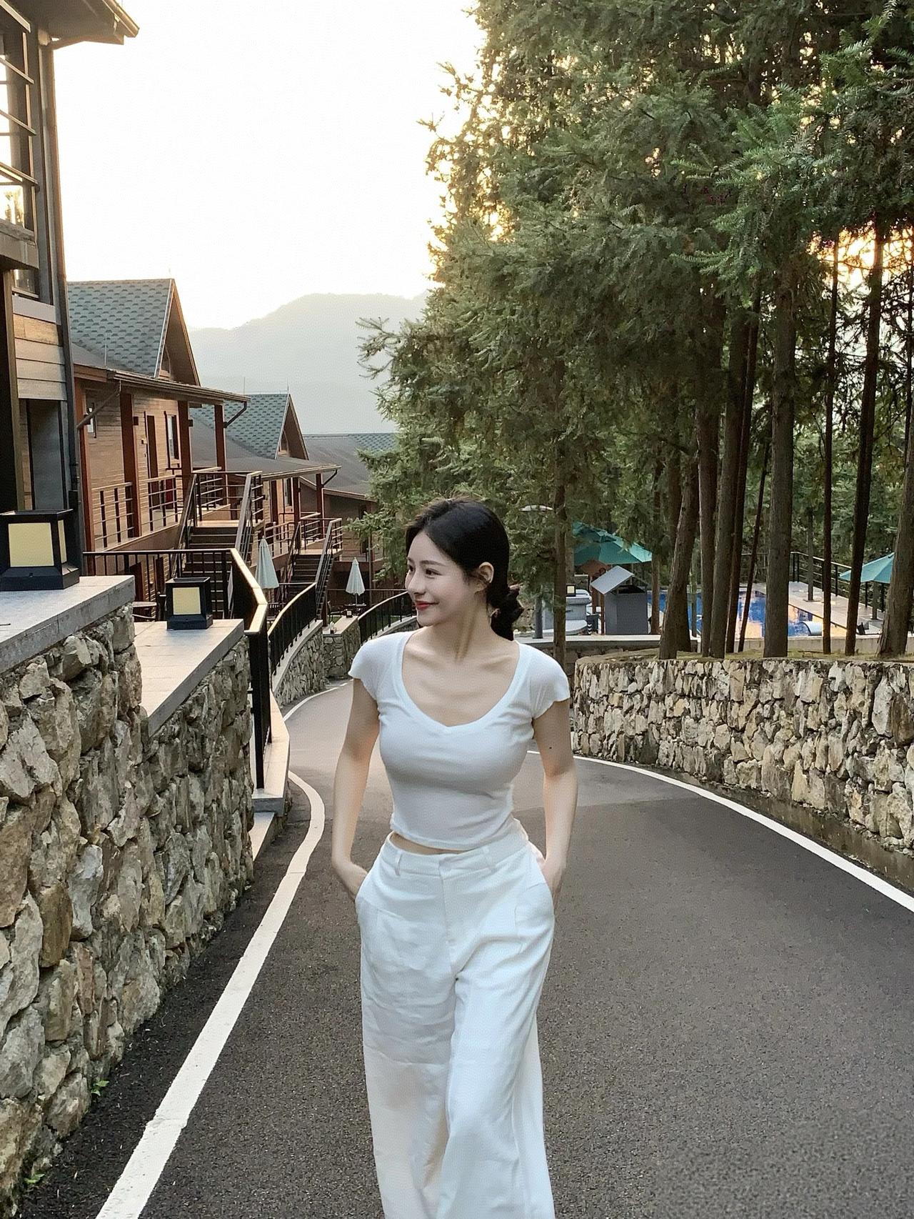 阳光洒落，漫步在山间