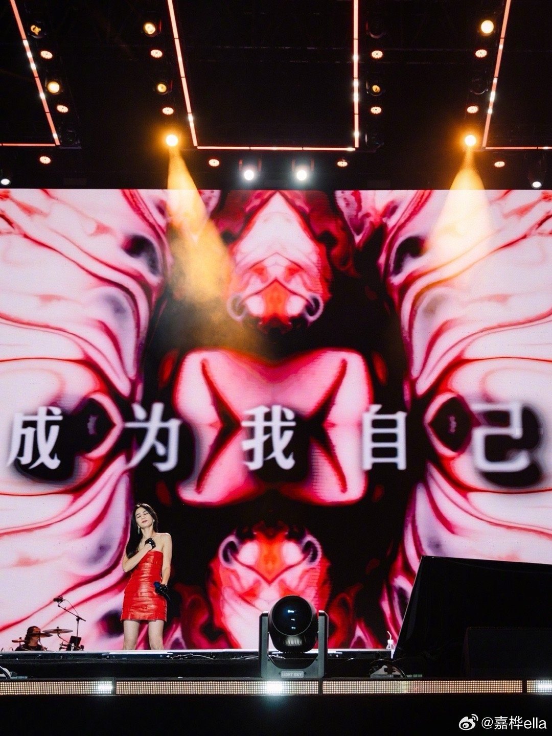 Ella巡演官宣小品女王预定已经能想象到她在台上一边唱《中国话》一边和观众唠嗑