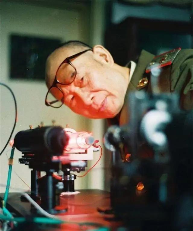 “我是美国人，绝不是中国的科学家！”谁能相信，这居然是钱学森的侄子钱永健，在获得