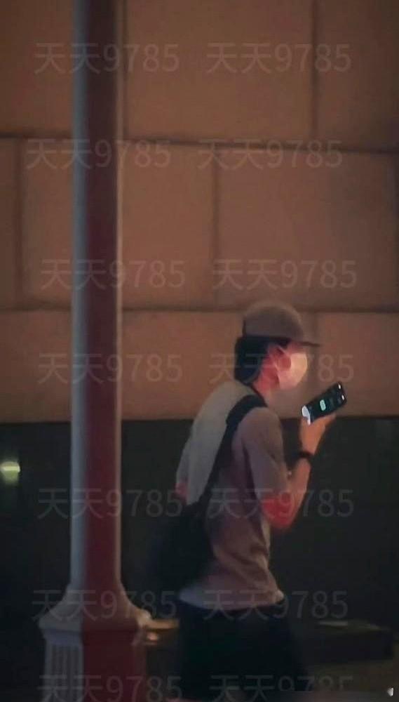 王一博这招真高，直接把争议变成了开机前的“肌肉秀”。新戏还没开拍，他先把自己关