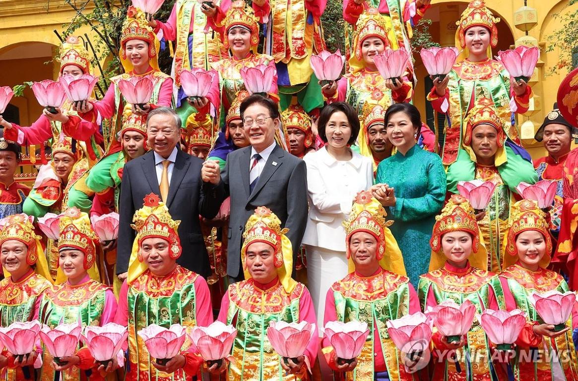 韩国总统与夫人金惠景在越南看演出！4月24日李在明出访越南最后一天，没有什么正式