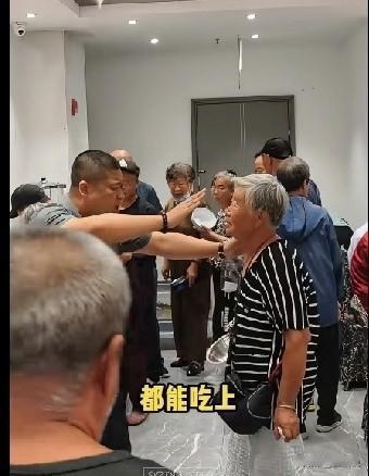一元惠民餐厅，人人自觉排队就餐，唯独一位老太太强行插队、当众闹事。食客劝说、老板