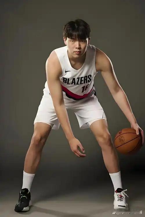 同一个晚上，两件事摆在一起，看得人心里堵得慌。8月31日，中国男篮在主场
