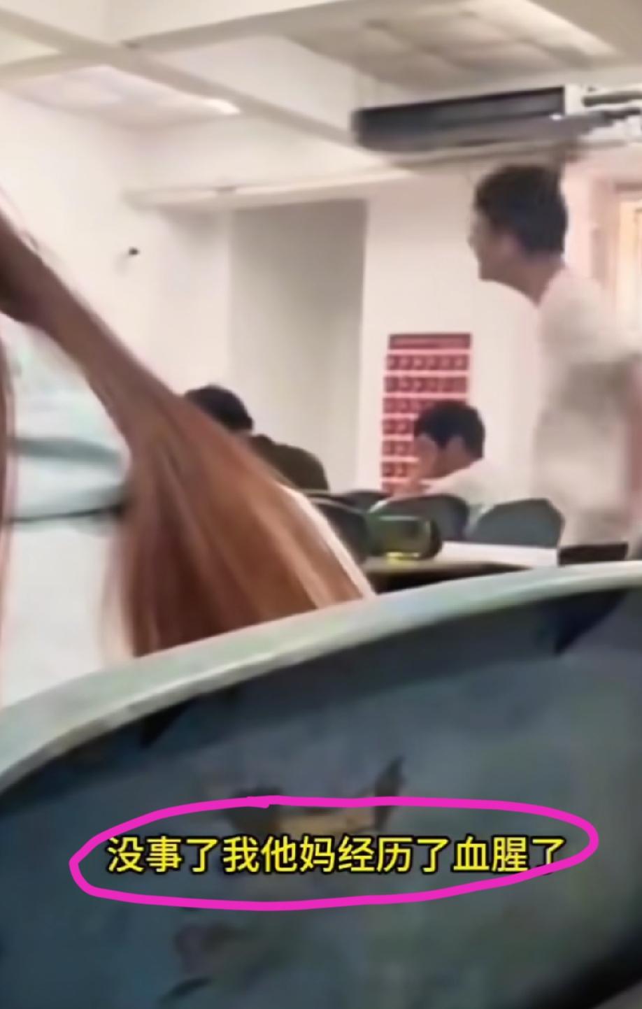 大学课堂上的一幕:疑似上课前有几个男生帮老师擦黑板，因为不会操作那个黑板拉不下来