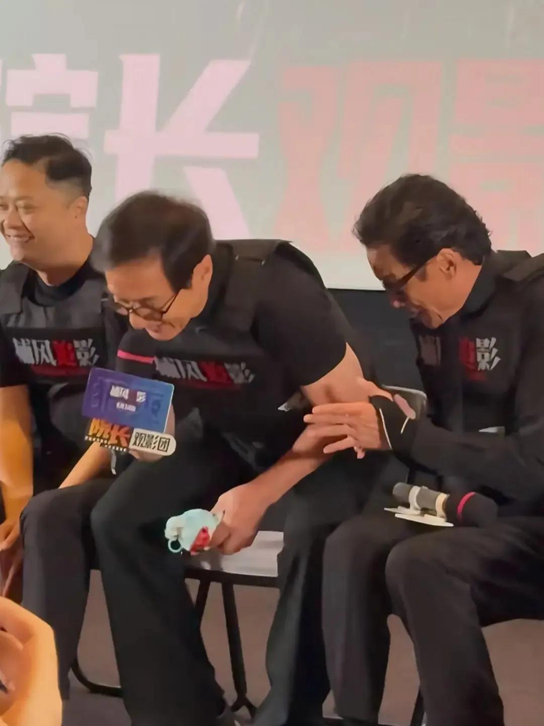 《捕风捉影》首映礼，被两位大叔笑死。成龙和梁家辉争争抢抢一辈子，没想到一把年纪了
