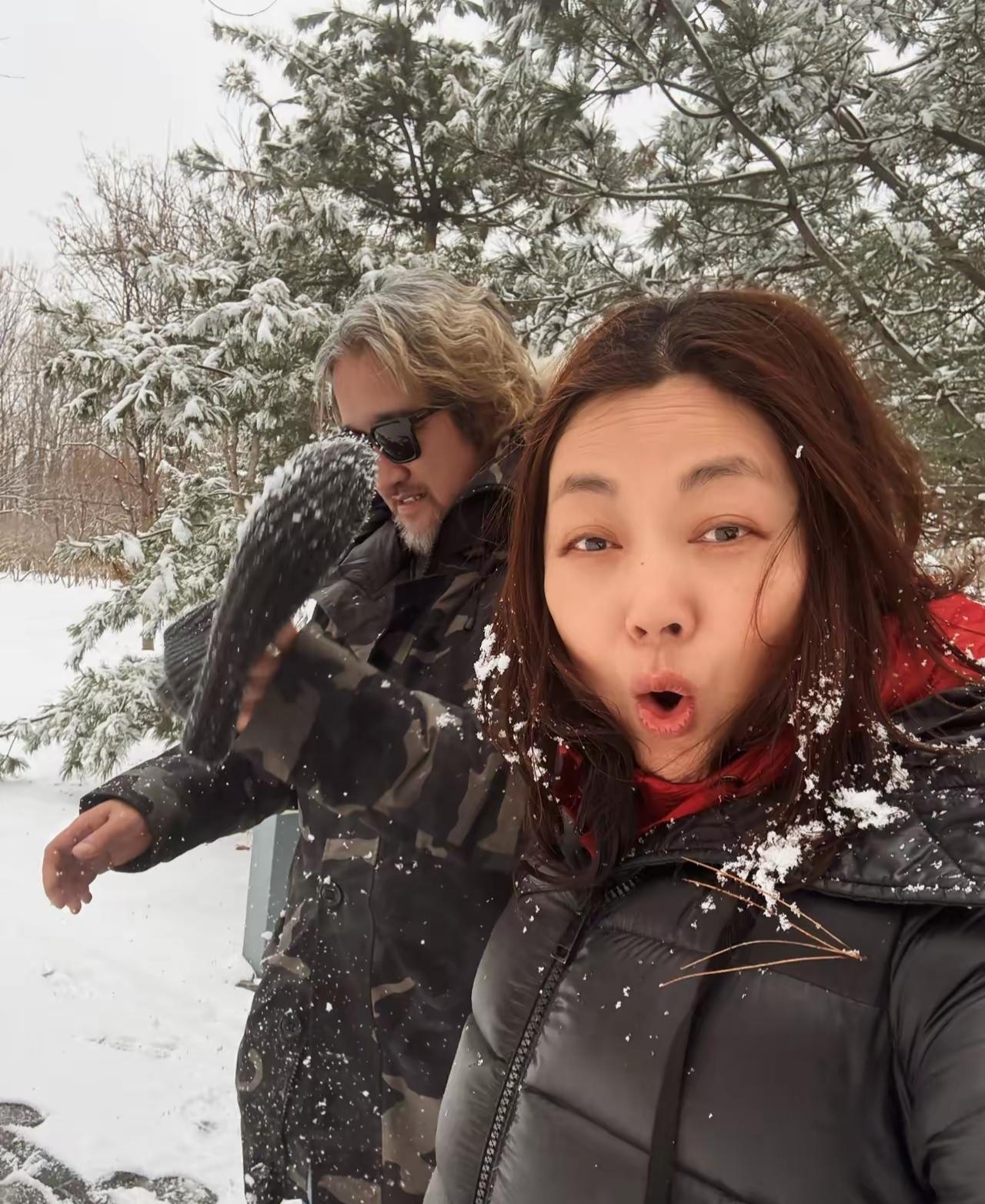 3月5日，王茜华在社交平台分享了多张与老公在雪地里玩耍的照片，刚发出来就被网友夸