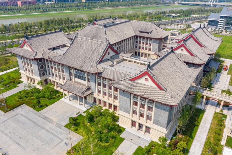 2024年中国出生人口数据久违回升，新出生人口达954万，较前一年增加52万。从