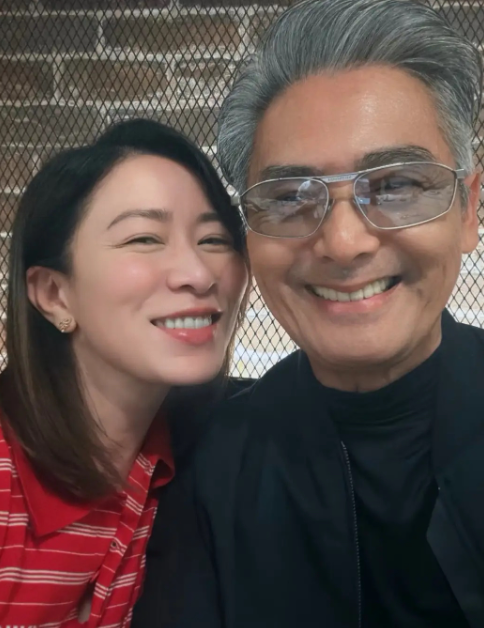 佘诗曼周润发聚会吴卓羲、黄宗泽、苗侨伟夫妇都在周润发得有七十来岁了吧，他一头