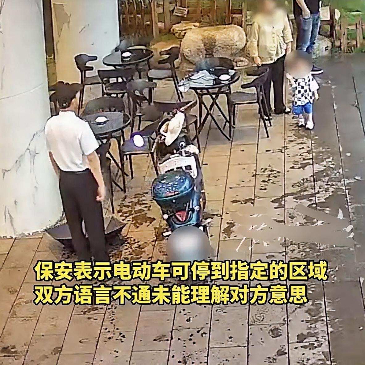 网友骂得慌的，顺德渔村女子躲雨事件，竟然迎来了反转。这事情一开始是，有个