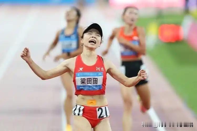 三强争冠，梁田田后发制人北京时间11月19日晚，2025年第十五届全运会女子5