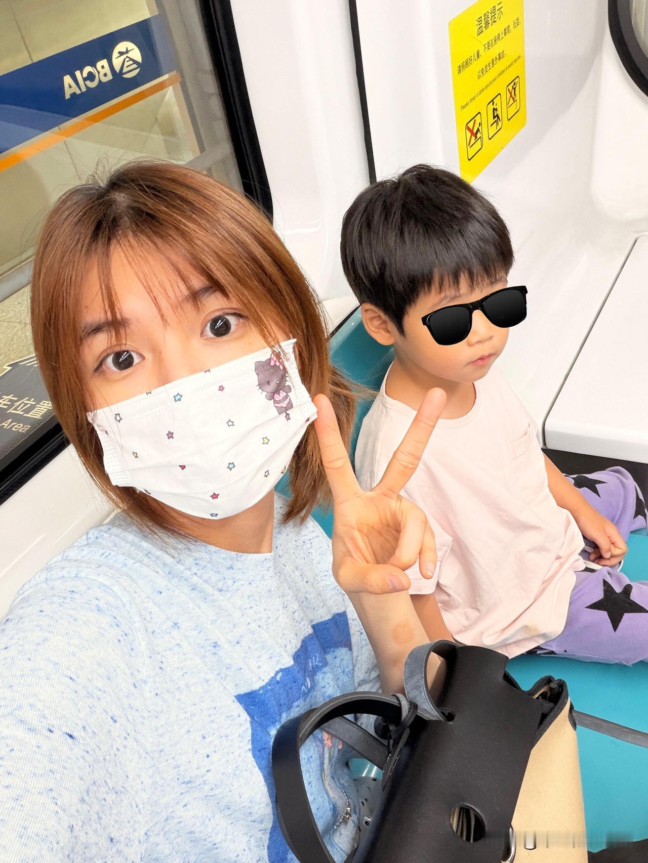 苏醒妻子廖语辰带着两个儿子到美国旅行，母子三人衣着简单，一点不像明星，好接地气。