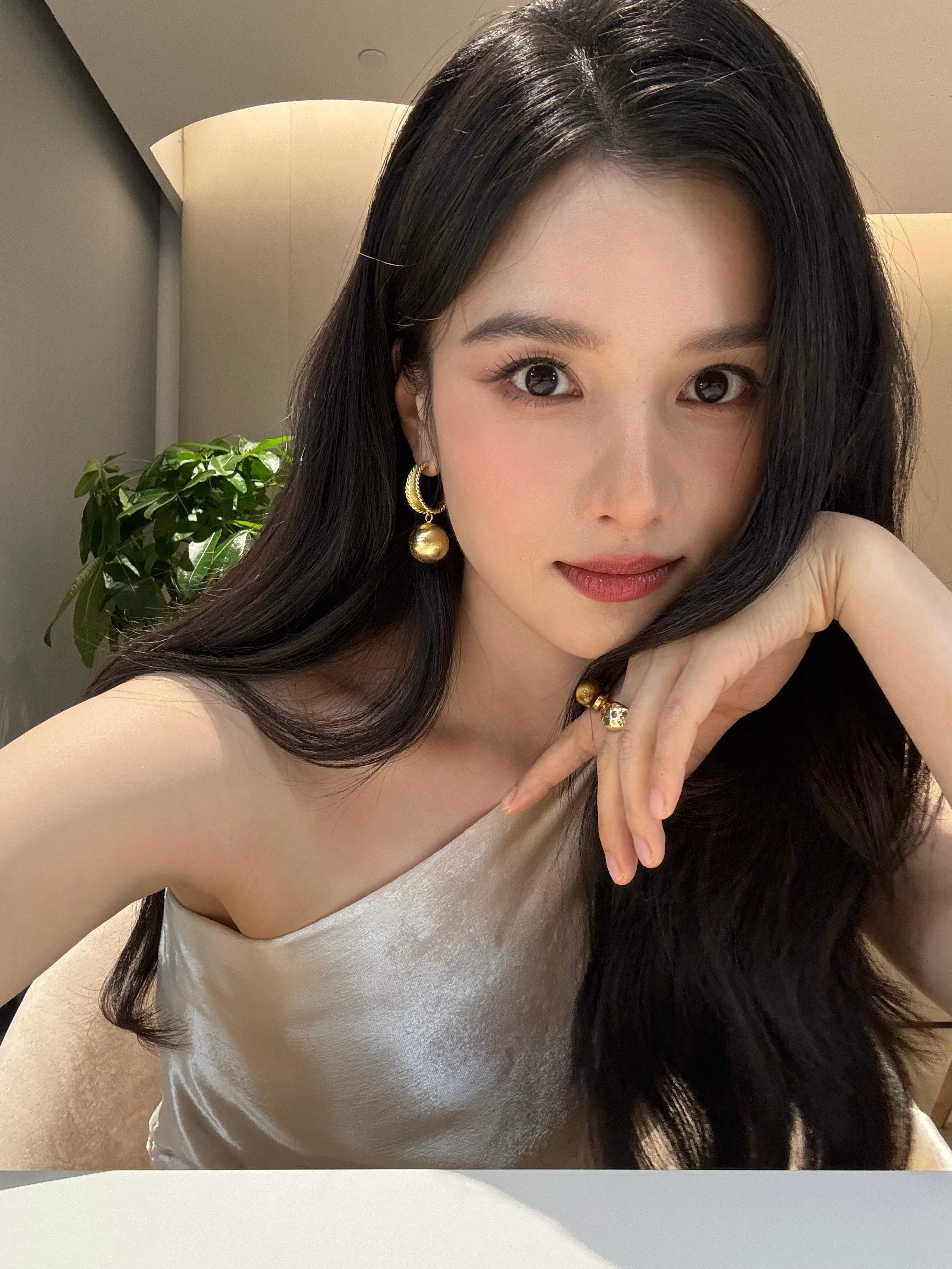 张婧仪今日自拍live图，直接美晕我！！​​​
