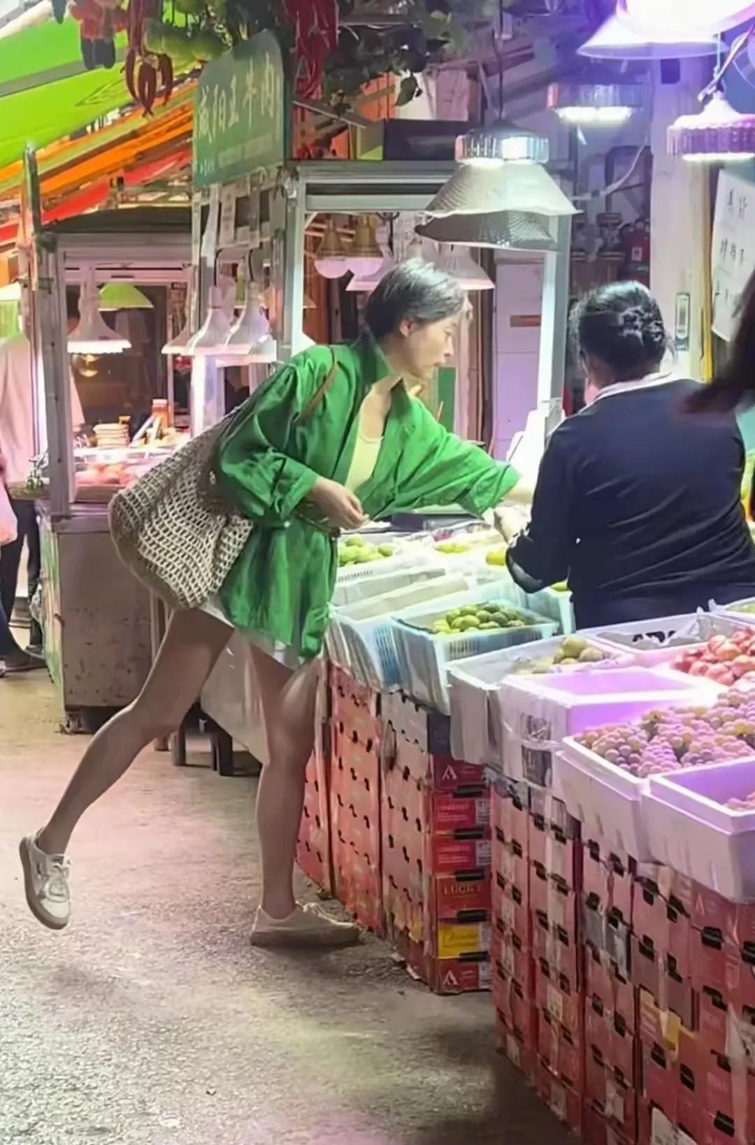 50多岁不结婚不生娃的女星过得有多惨？一个人孤零零的去市场买水果！其实不然，这是