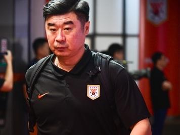 2026年夏窗山东泰山迎来人员调整。主帅韩鹏因缺少中超执教所需的亚足联P级证书