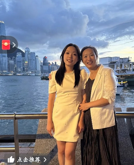 谢浩男的妈妈去迪士尼了！人活着就该无忧无虑，抛去一切烦恼！就该往前看！现在的谢浩