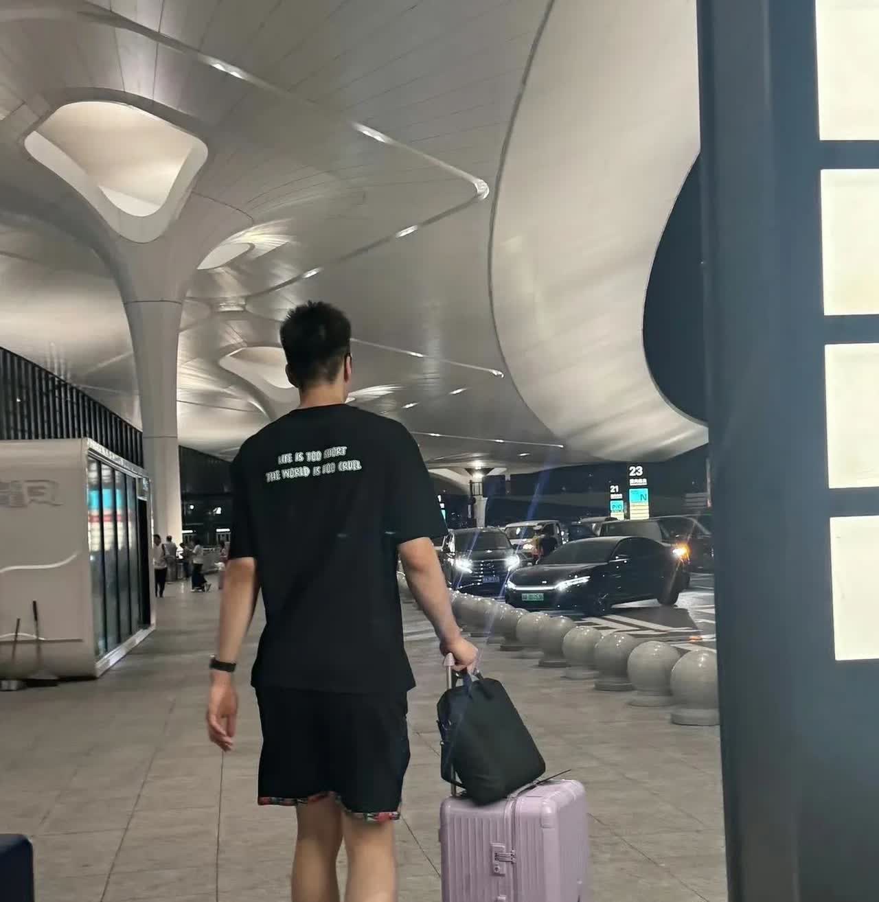 余嘉豪出发前往西班牙！昨晚，浙江稠州俱乐部举行了聚餐，余家豪和队友们进行了简单的