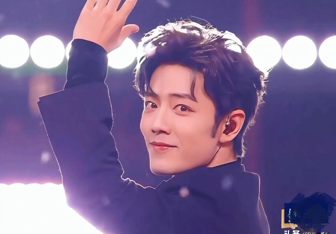 当所有人都盯着肖战的脸时，他却在看别人的话筒。2023东方卫视跨年夜，聚光灯下