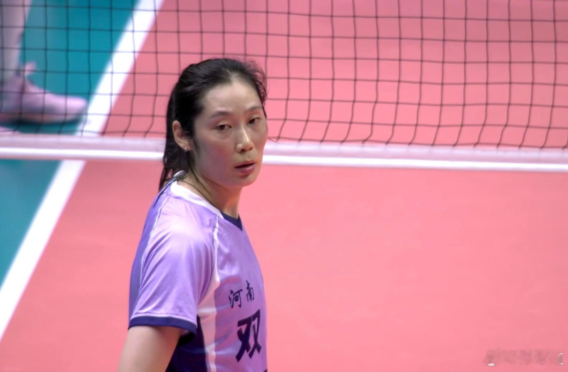 前三局：河南队2-1（24-26/27-25/25-18）北京队这一局还是歌星在