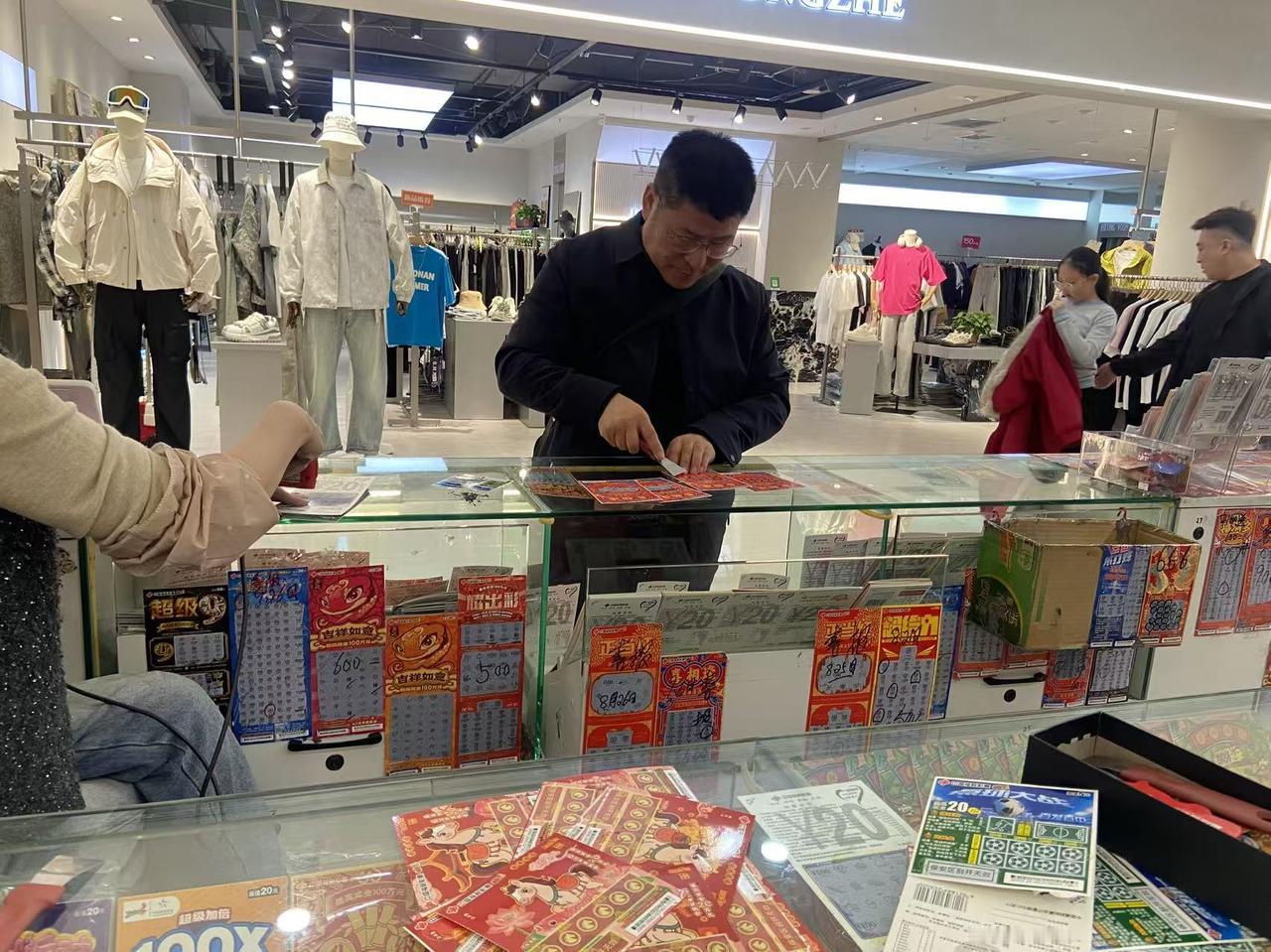 谁都没啥了不起的，你也不用吓唬我！我今年六十几岁了，之所以活到现在，绝不是吓到的