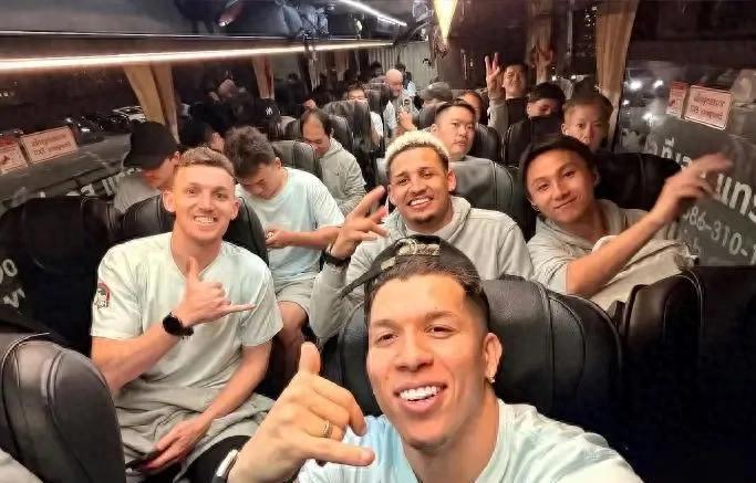 海港球迷有些苦涩！河南结束泰国拉练！面对泰国豪门豪取1胜1平成绩！而海港却上个月