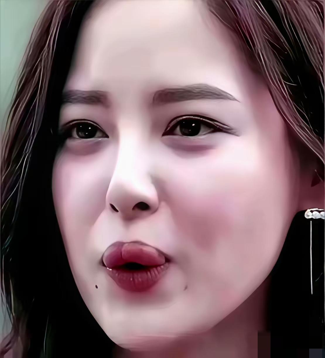 辛芷蕾这个嘴巴很多人夸性感，真的性感吗？像被烫出的大水泡，远看还行，近看好尴尬的