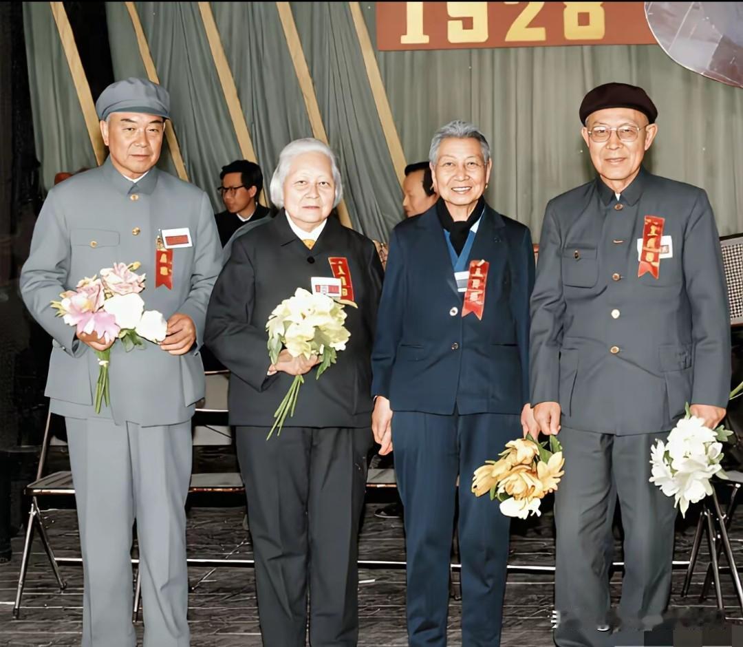 1988年，在纪念湘南起义六十周年活动现场，萧克、彭儒、曾志、欧阳毅四位饱经烽火