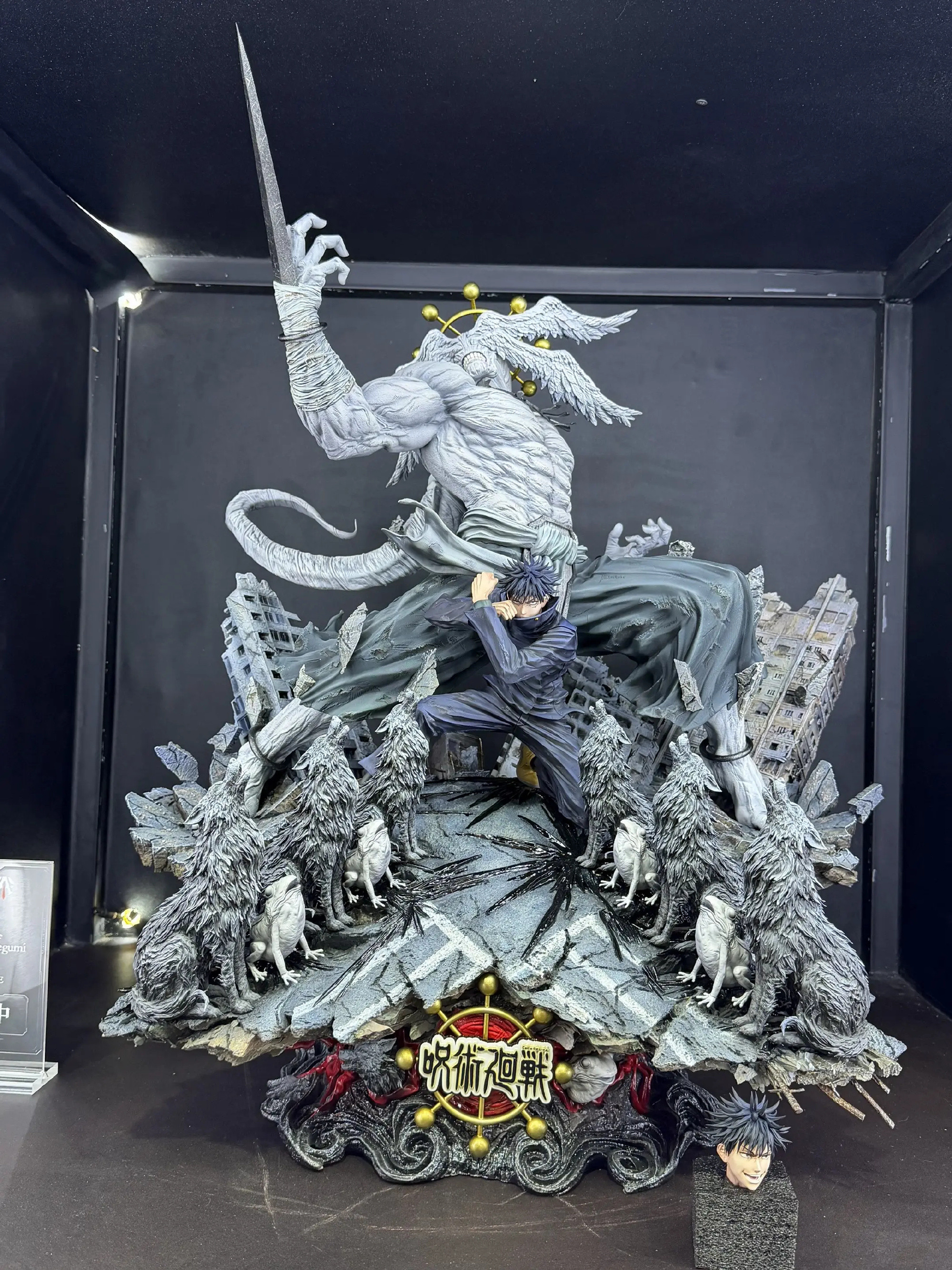 原来，在刚刚举办的上海2026wf展中，咒术回战各个角色的手办都有展出，呈百花齐