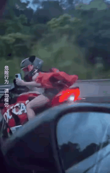 时速217km单手玩手机，和保时捷互拍：这个年轻女孩不是炫技，是拿人生安全在自首