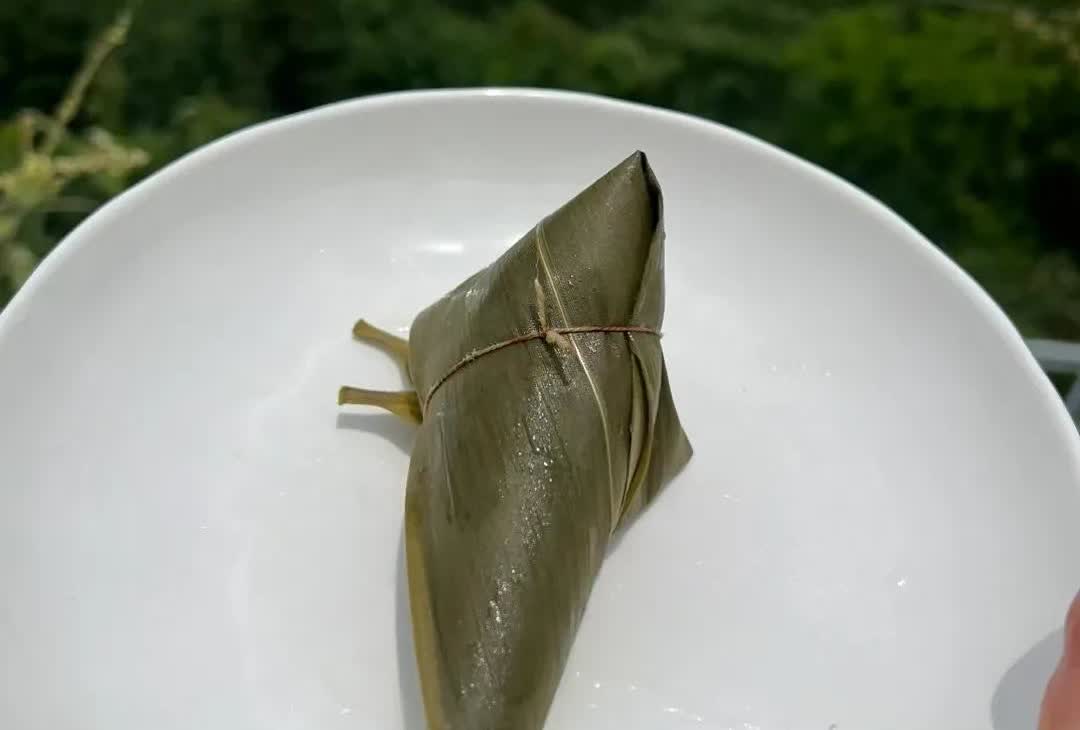 端午节前后卖了二十多天粽子，卖出近七千个，大概赚一万六千多。老公知道后心里不高兴