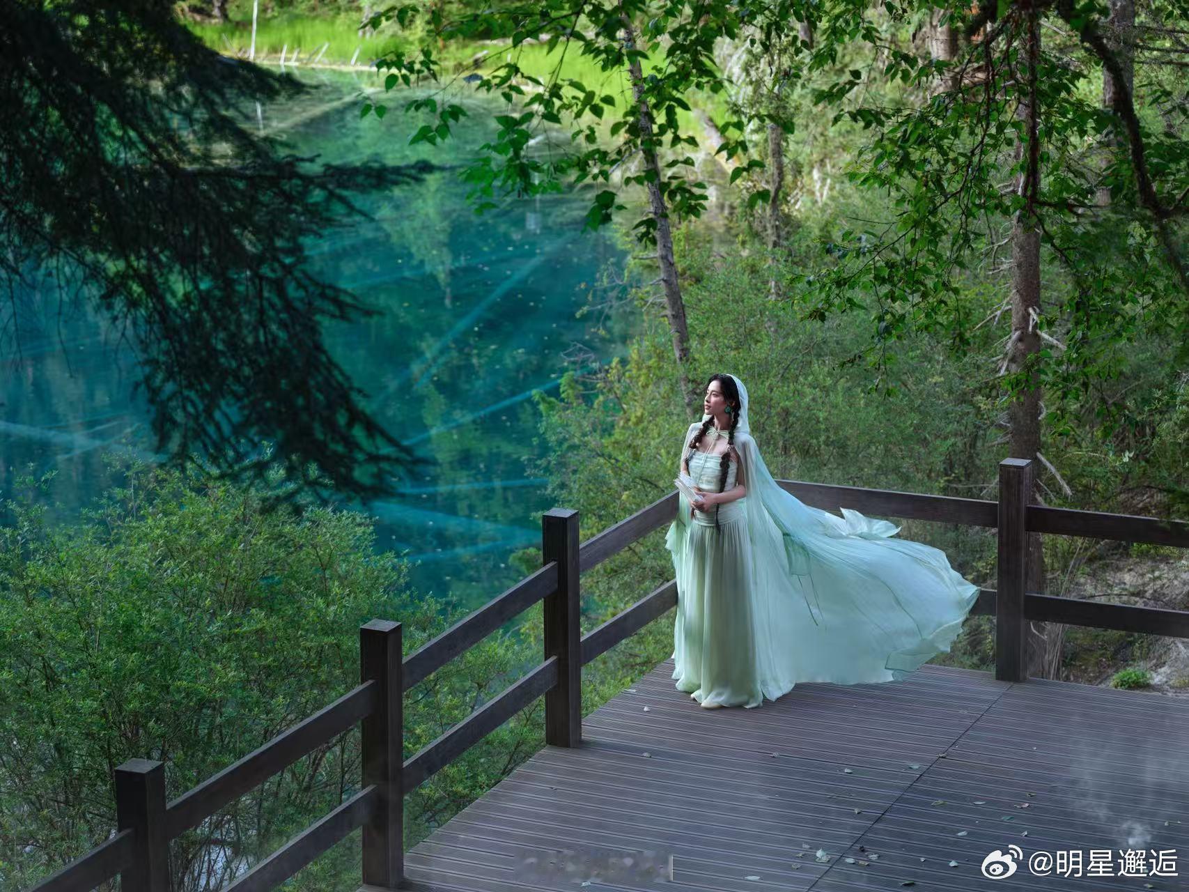 张嘉倪离婚后首封张嘉倪离婚后状态九寨沟的自然风光演绎孚世杂志九月刊封面，卸下枷锁