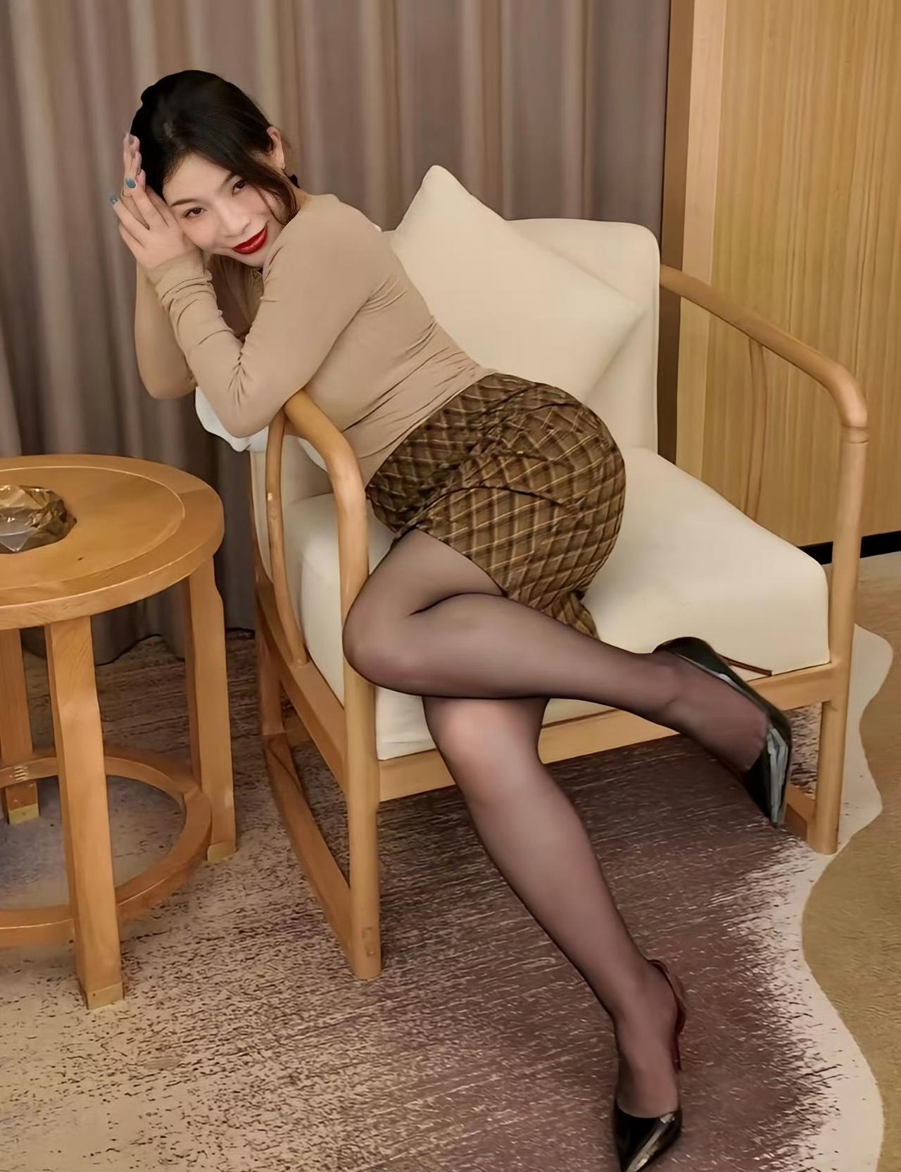 优雅坐椅，复古穿搭，红唇魅惑，尽显迷人风情。如何穿搭才能不显老,凸显气质?