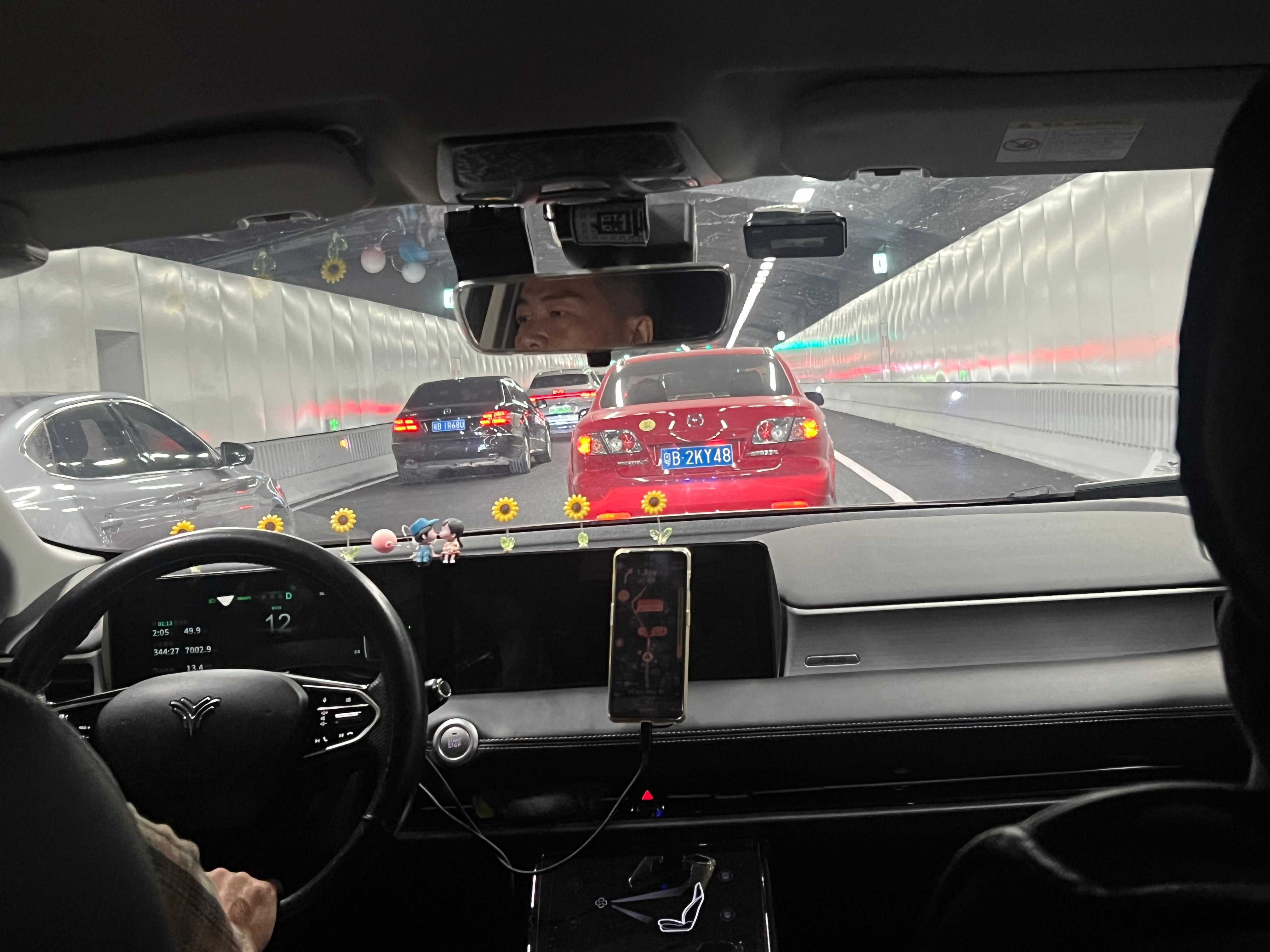 深圳机场打车去坪山，走沈海高速就一个红绿灯，我低头处理手机上的信息，抬头一看，司