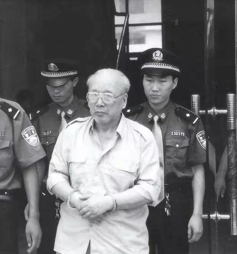 1999年，检察人员一脚踹开大门，一个古稀老头正在寡妇床上温存，只见他淡定提起裤