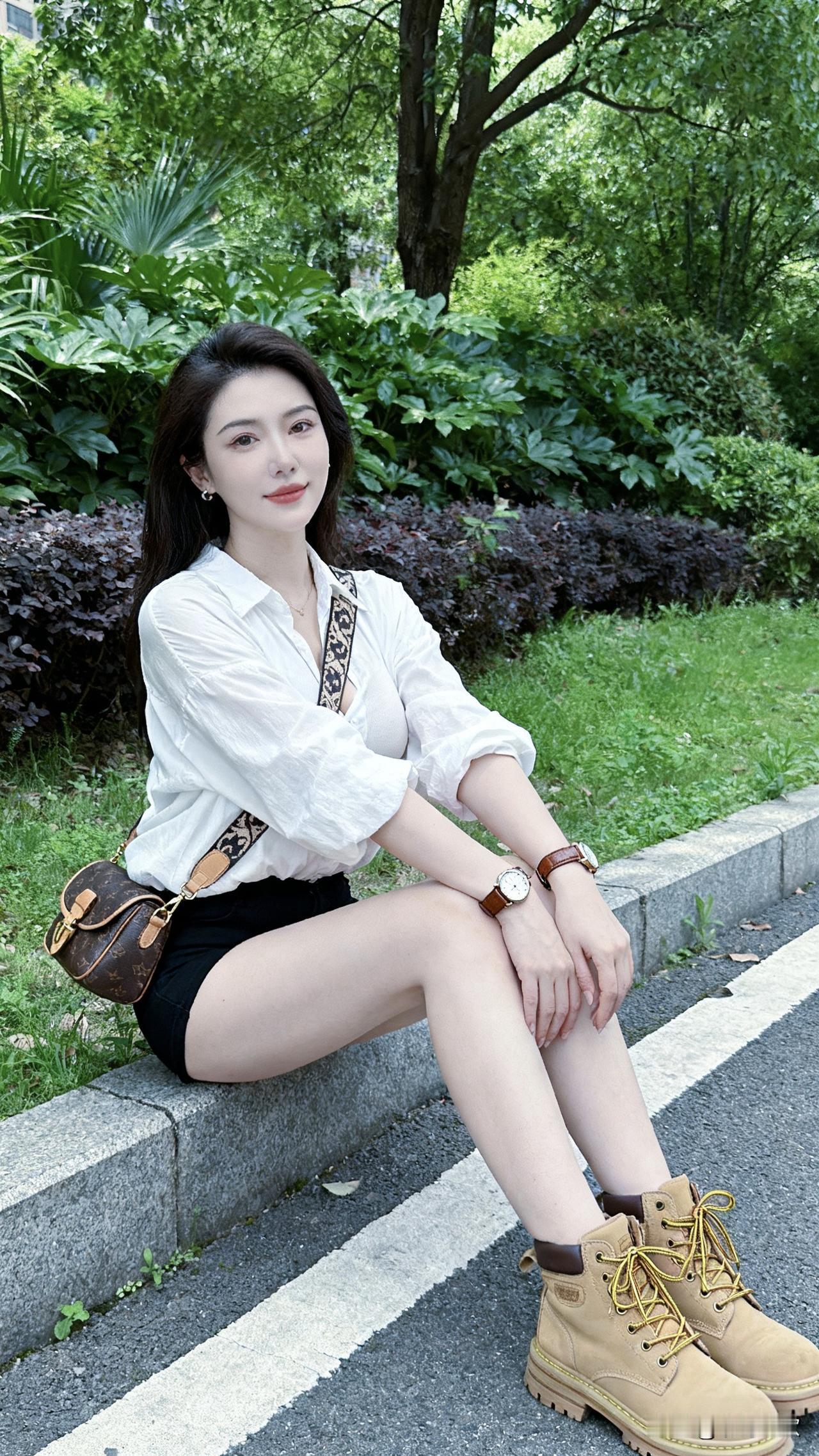 没事就逛逛公园吧，不用捯饬多精致，穿件舒服的衬衫短裤就行。踩着台阶吹吹树叶缝里漏