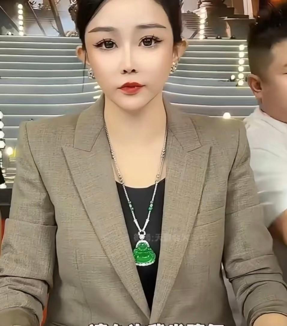 辛巴退圈跑路香港的消息不知道是不是真的，但看他老婆初瑞雪的祖母绿佛公和一对冰种玉