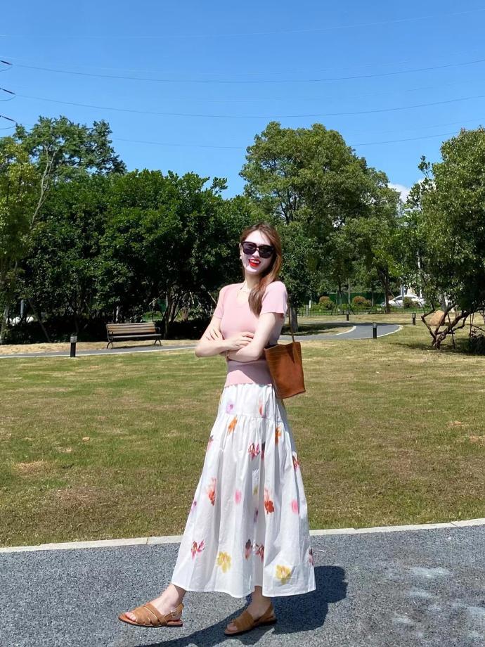 春天的漂亮衣服真的等不及想穿出门了🌸每一件都藏着春日的温柔与鲜活，碎花裙