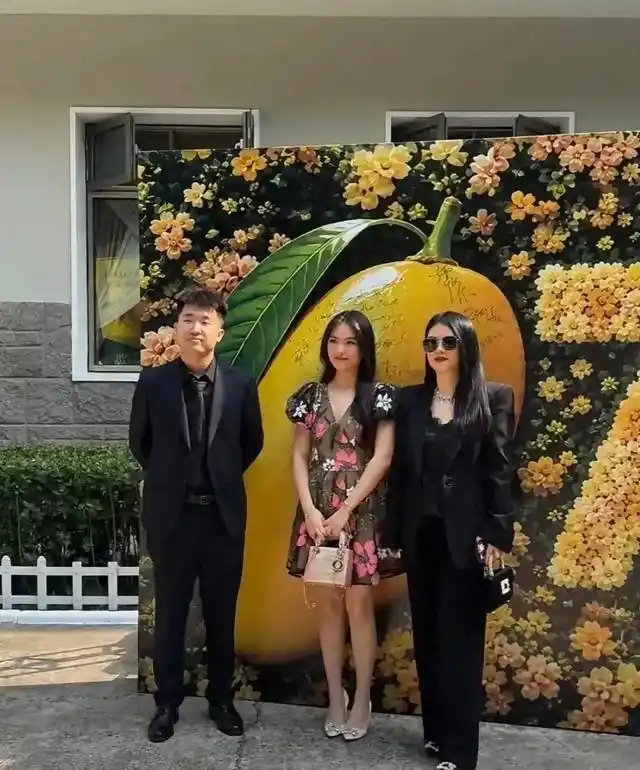 李湘带女儿高调亮相，王诗龄瘦出大长腿穿高跟，这还是当年小不点吗？​