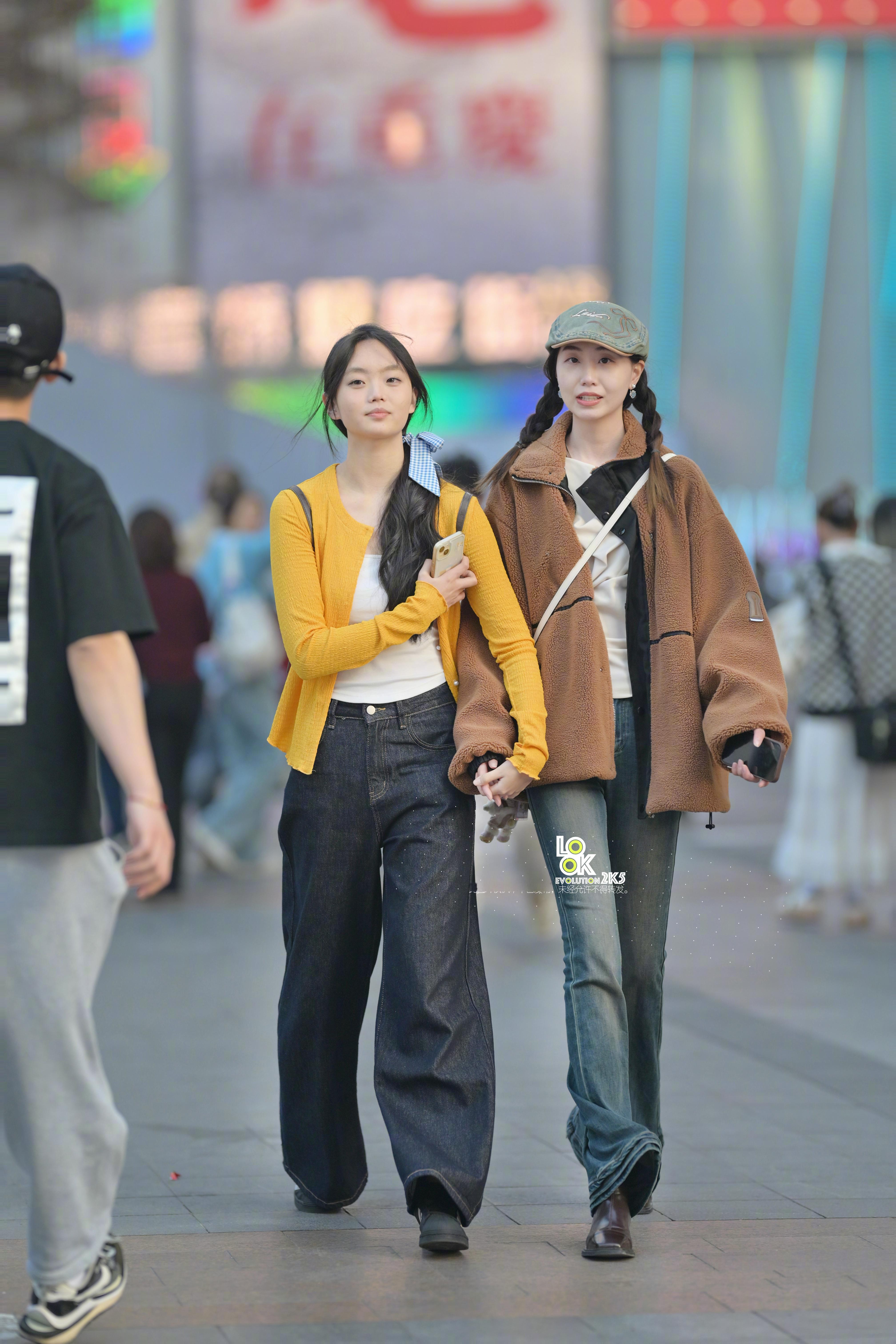 两个小姐姐好可爱