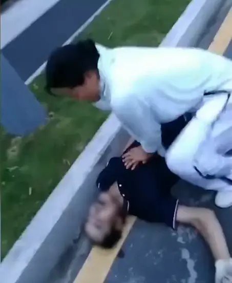 深圳南山，清洁工李静霞正同往日一样骑车在上班的路上，在经过朗山路的时候，她看到一