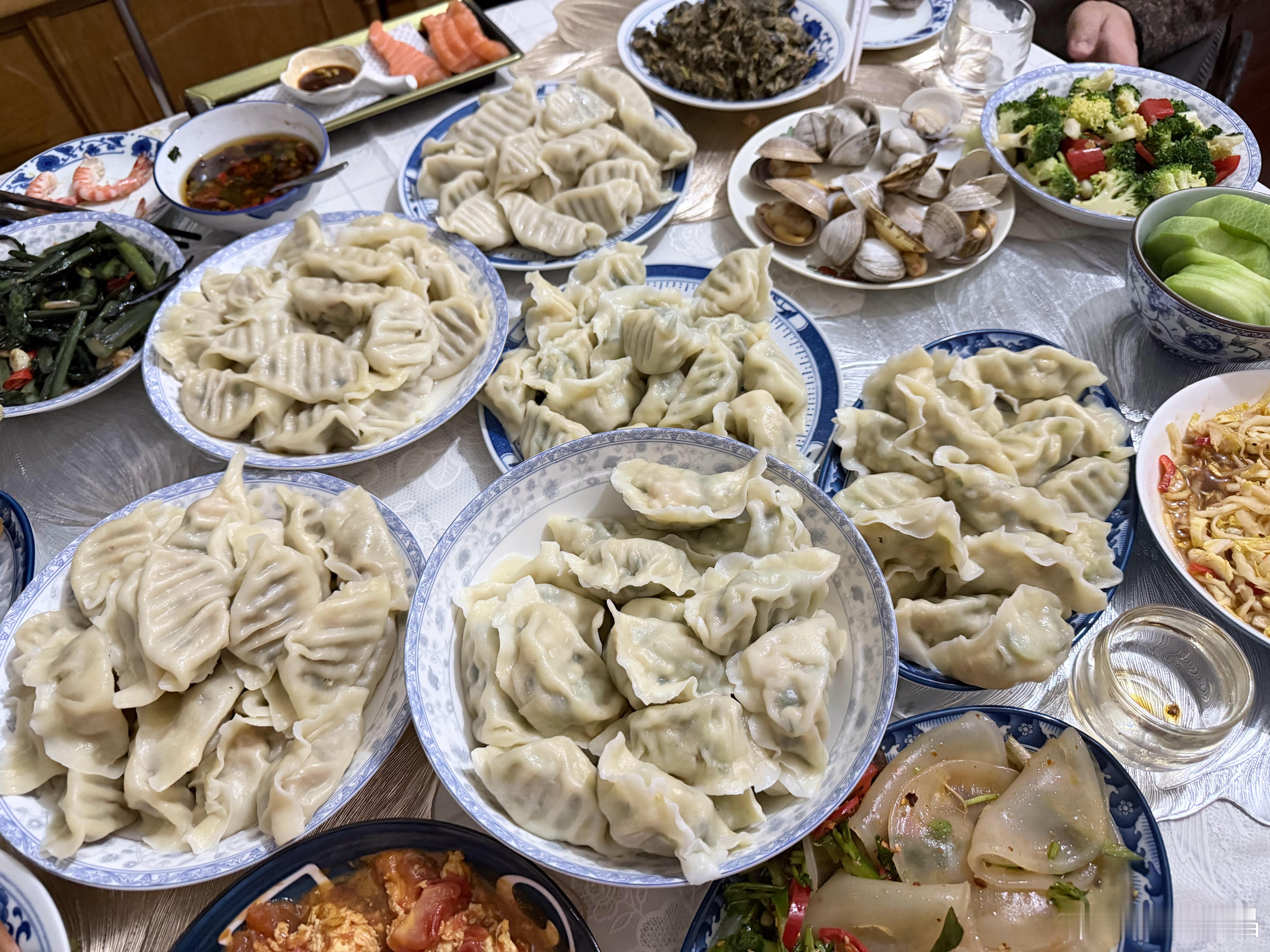 老李家的小饭桌！！！今日🈺🥟一荤一素猪肉韭菜白菜虾仁&黄瓜鸡蛋虾仁